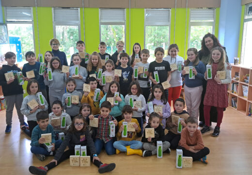 Sorteo de 50 lotes de agasallos entre o alumnado da primaria da Pobra polo xogo-concurso As Sete Rosalías